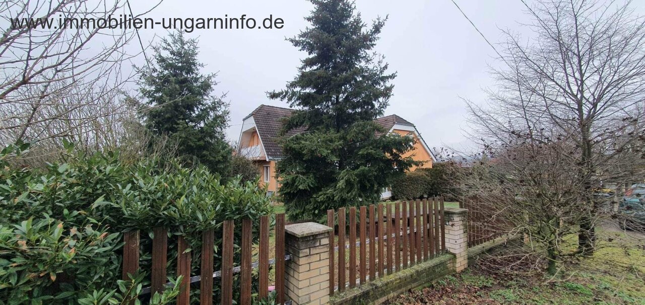 In Vonyarcvashegy, on the northern shore of Lake Balaton, 2-storey detached house for sale