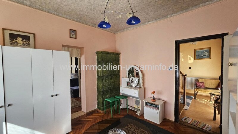 In einer kleinen Stadt, 12 km vom Balaton entfernt, steht ein Einfamilienhaus mit Apartment zum Verkauf