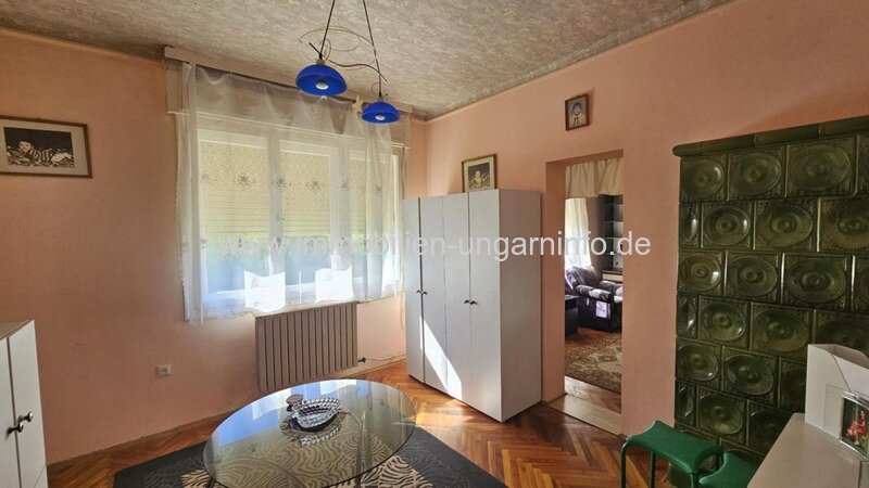 In einer kleinen Stadt, 12 km vom Balaton entfernt, steht ein Einfamilienhaus mit Apartment zum Verkauf