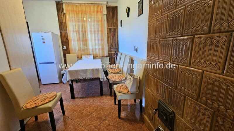 In einer kleinen Stadt, 12 km vom Balaton entfernt, steht ein Einfamilienhaus mit Apartment zum Verkauf