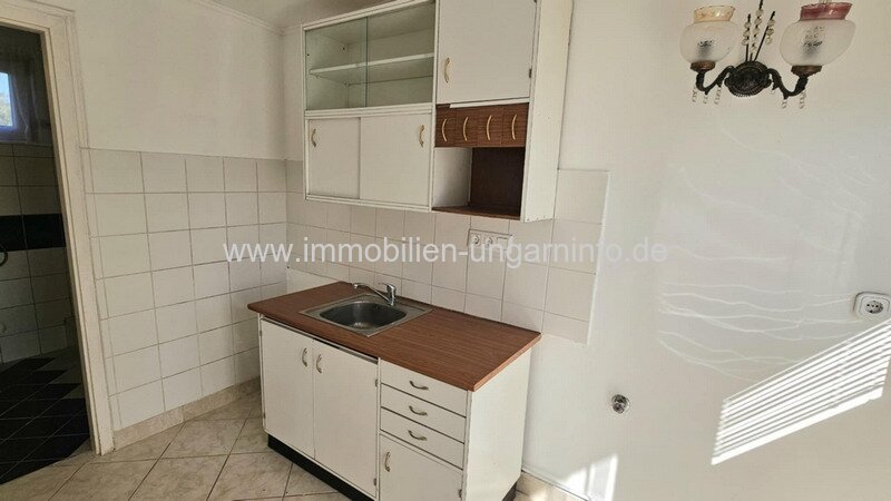 In einer kleinen Stadt, 12 km vom Balaton entfernt, steht ein Einfamilienhaus mit Apartment zum Verkauf