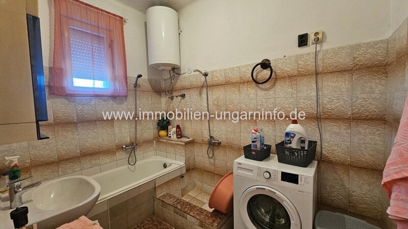 In einer kleinen Stadt, 12 km vom Balaton entfernt, steht ein Einfamilienhaus mit Apartment zum Verkauf