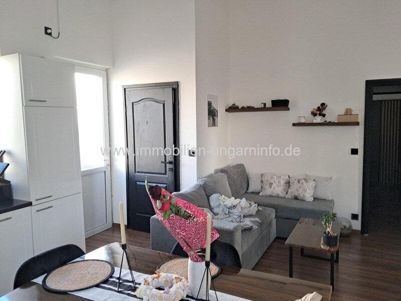 Geschäftsräume und Wohnung in einem zu verkaufen