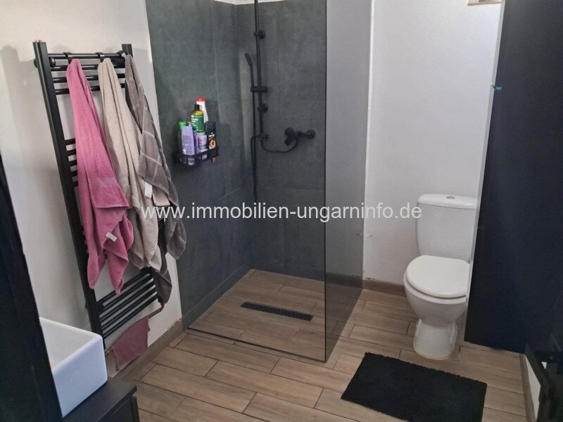 Geschäftsräume und Wohnung in einem zu verkaufen