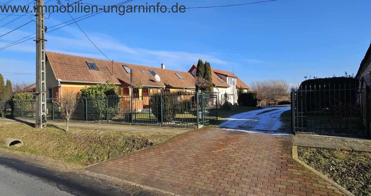 Zwei Häuser auf einem Grundstück