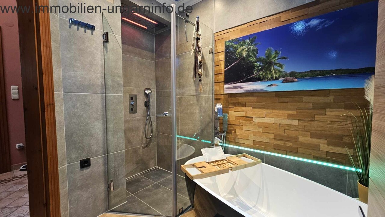 Zwei Häuser auf einem Grundstück