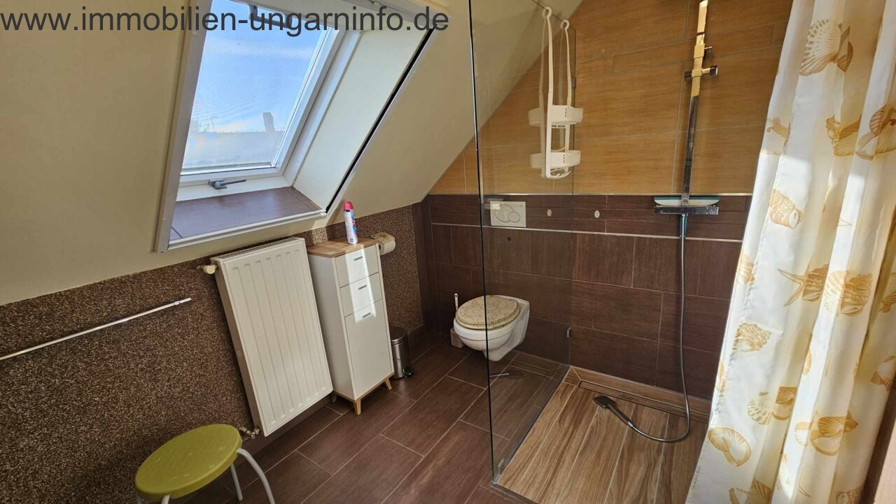 Zwei Häuser auf einem Grundstück