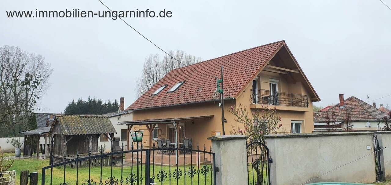 Two-generation family house near Lake Balaton