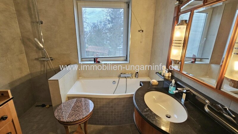 Modernes Einfamilienhaus mit 3 separaten Wohnungen im Herzen von Nagykanizsa zu verkaufen