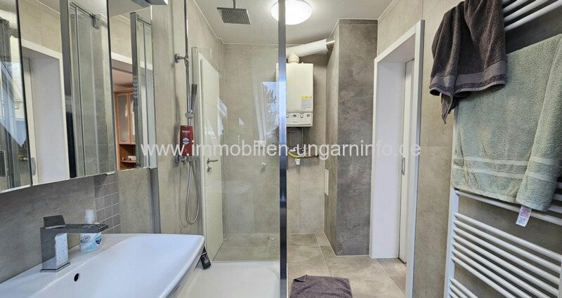 Modernes Einfamilienhaus mit 3 separaten Wohnungen im Herzen von Nagykanizsa zu verkaufen