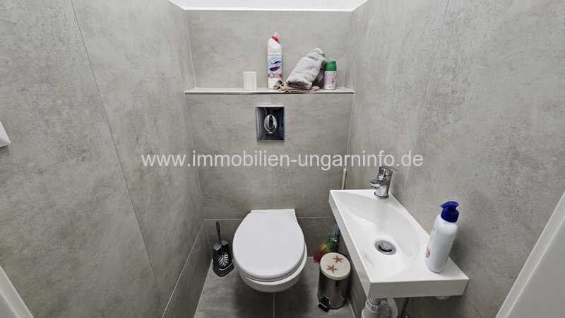 Modernes Einfamilienhaus mit 3 separaten Wohnungen im Herzen von Nagykanizsa zu verkaufen