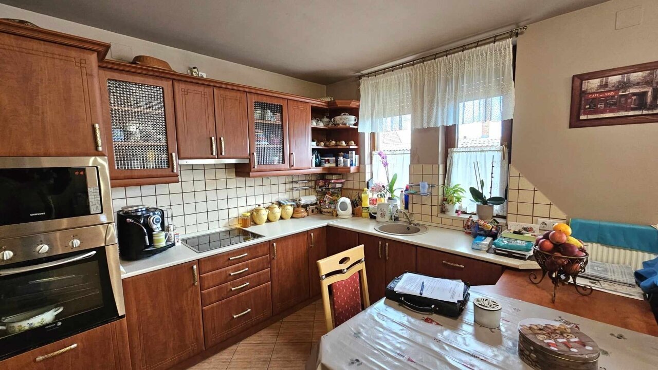 2 Häuser und Apartment auf einem Grundstück in der Nähe des Plattensees zu verkaufen