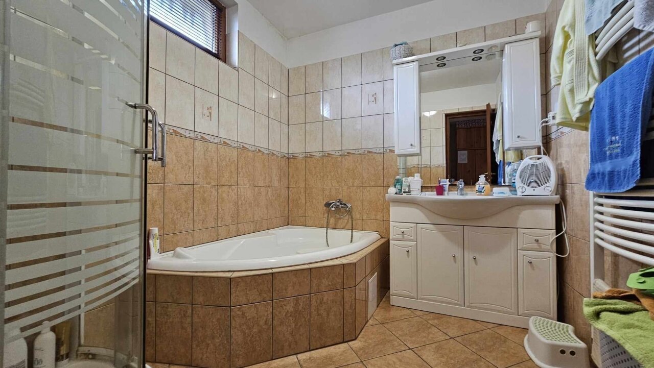 2 Häuser und Apartment auf einem Grundstück in der Nähe des Plattensees zu verkaufen