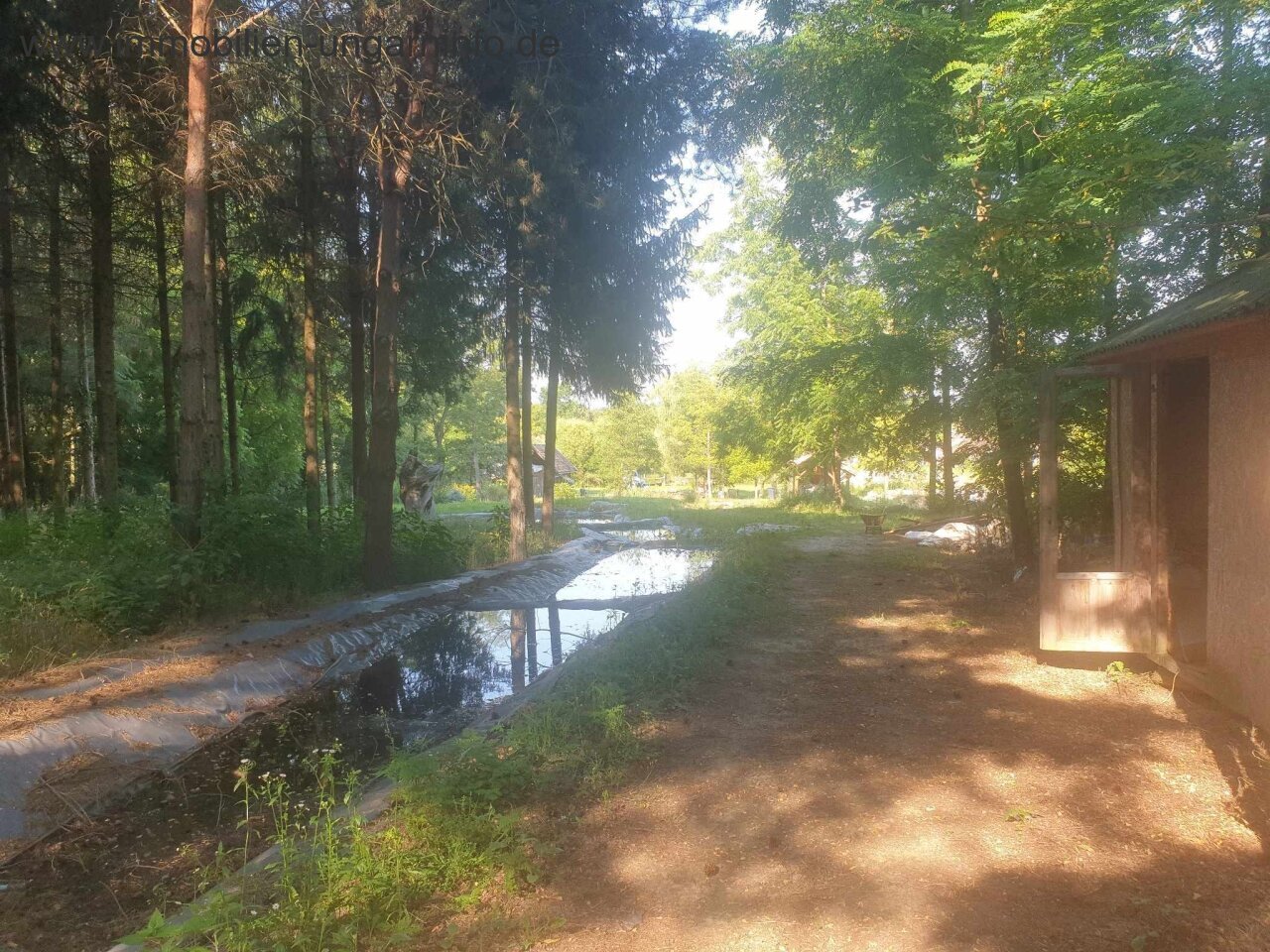 Zu verkaufen 3,2 Hektar großes Familienanwesen mit 3 Häusern, Pool, See, Wald