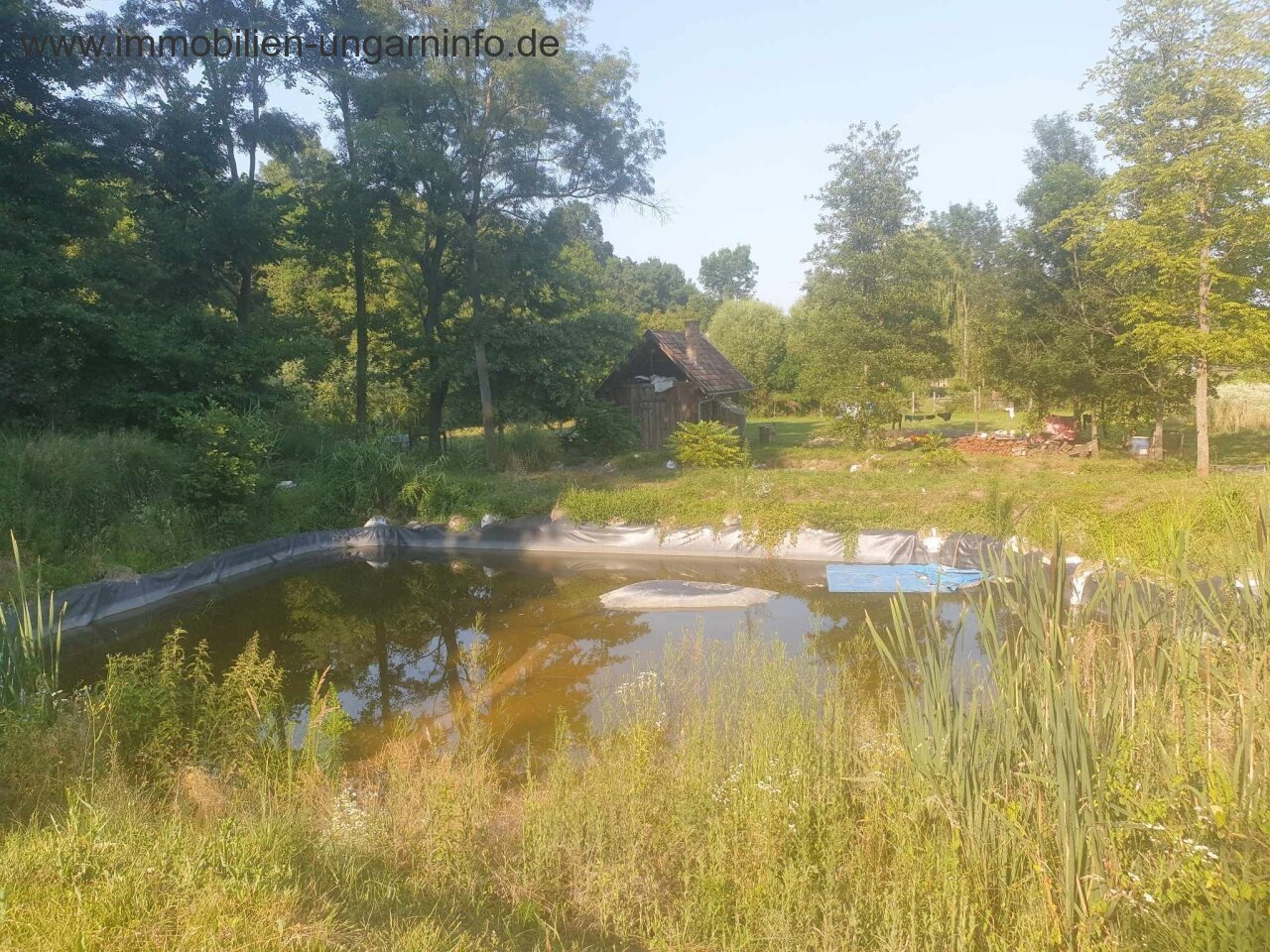 Zu verkaufen 3,2 Hektar großes Familienanwesen mit 3 Häusern, Pool, See, Wald