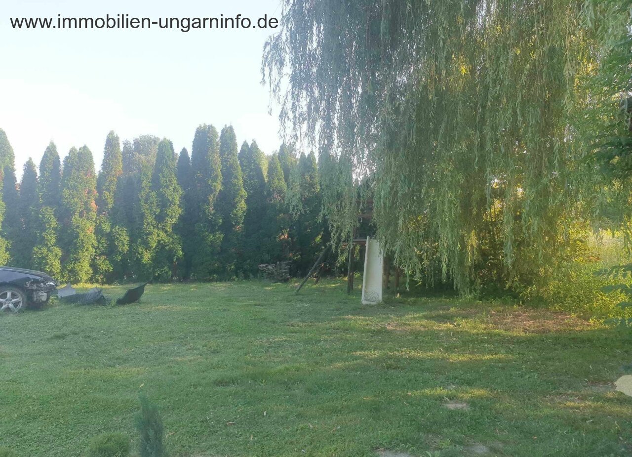 Zu verkaufen 3,2 Hektar großes Familienanwesen mit 3 Häusern, Pool, See, Wald