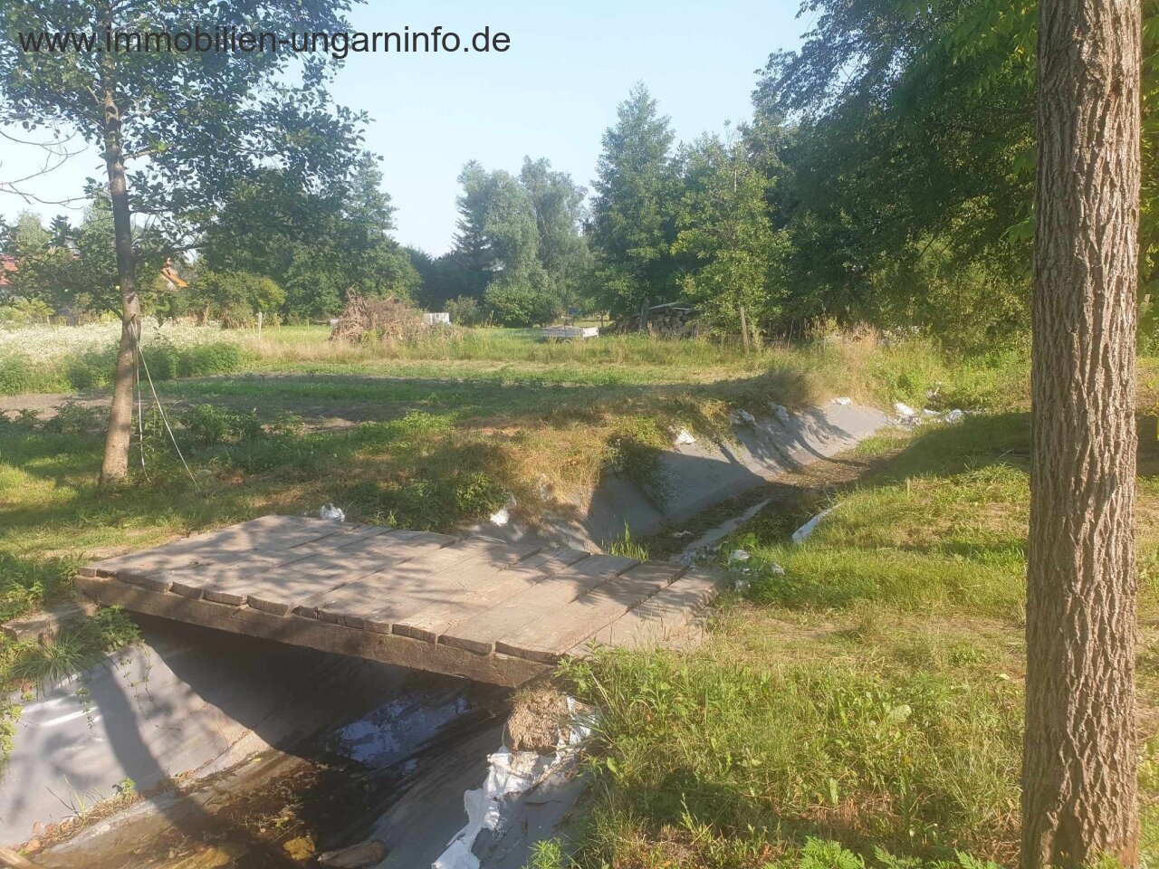 Zu verkaufen 3,2 Hektar großes Familienanwesen mit 3 Häusern, Pool, See, Wald