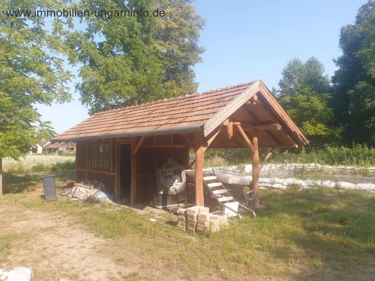 Zu verkaufen 3,2 Hektar großes Familienanwesen mit 3 Häusern, Pool, See, Wald