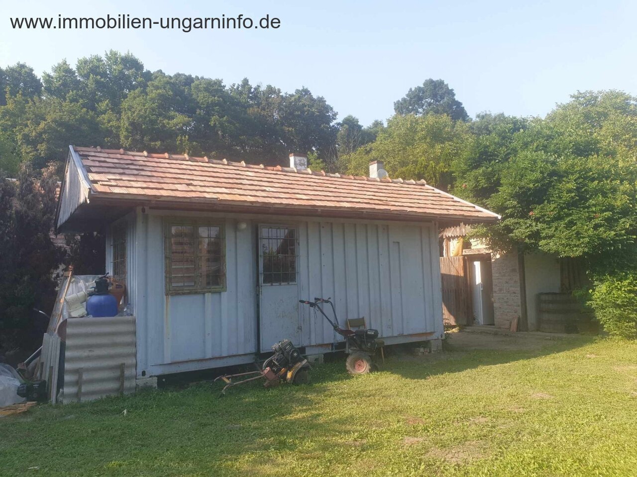 Zu verkaufen 3,2 Hektar großes Familienanwesen mit 3 Häusern, Pool, See, Wald