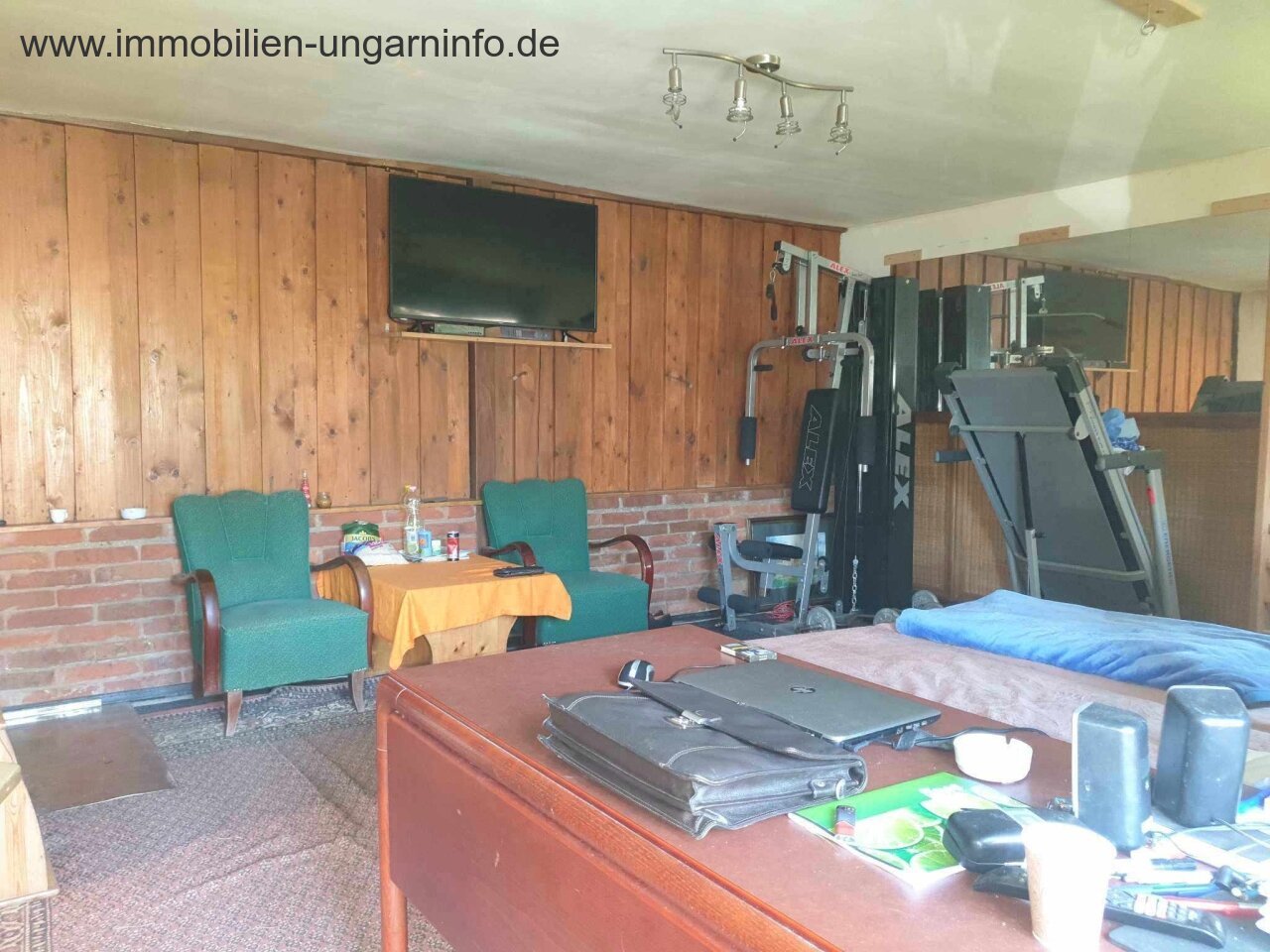 Zu verkaufen 3,2 Hektar großes Familienanwesen mit 3 Häusern, Pool, See, Wald