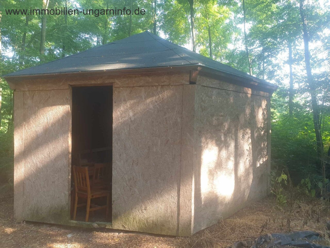 Zu verkaufen 3,2 Hektar großes Familienanwesen mit 3 Häusern, Pool, See, Wald