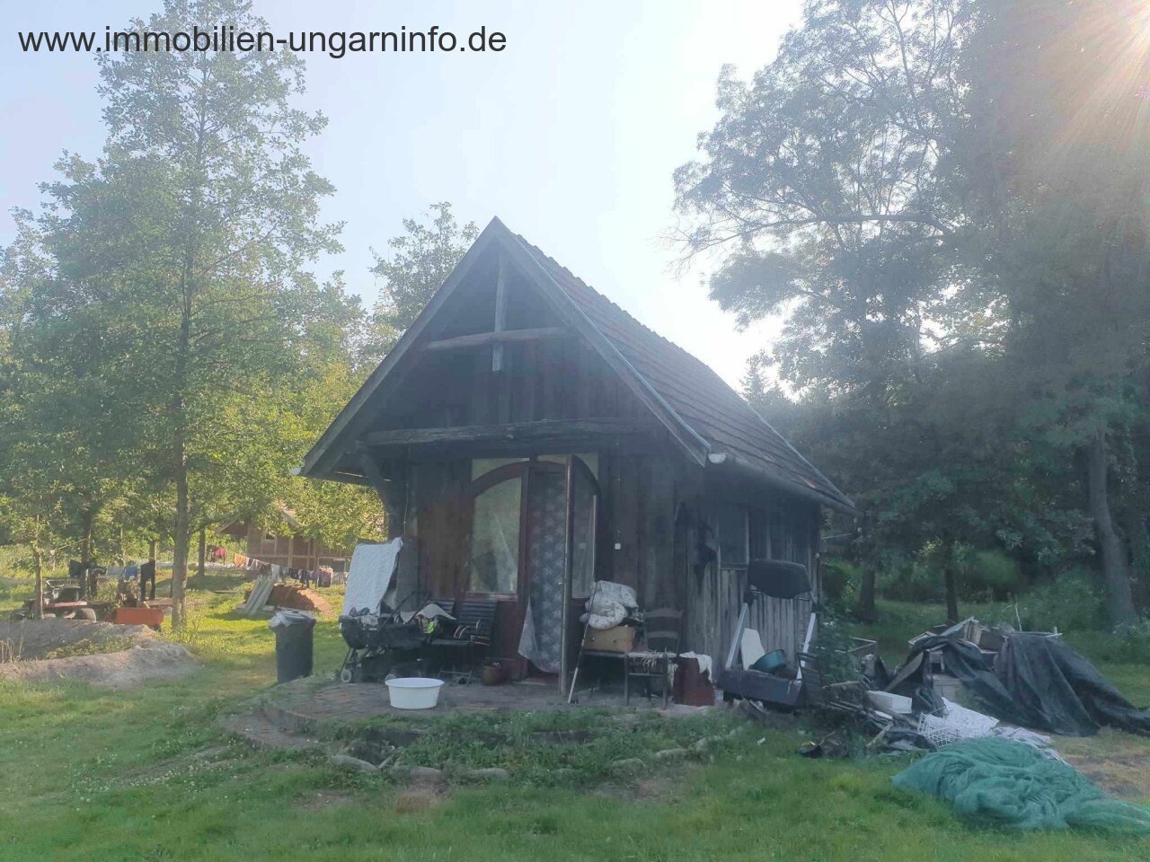 Zu verkaufen 3,2 Hektar großes Familienanwesen mit 3 Häusern, Pool, See, Wald