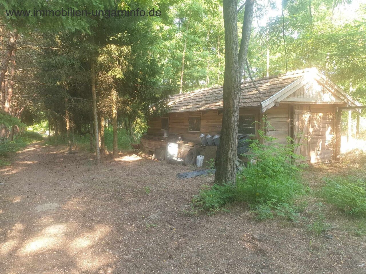 Zu verkaufen 3,2 Hektar großes Familienanwesen mit 3 Häusern, Pool, See, Wald