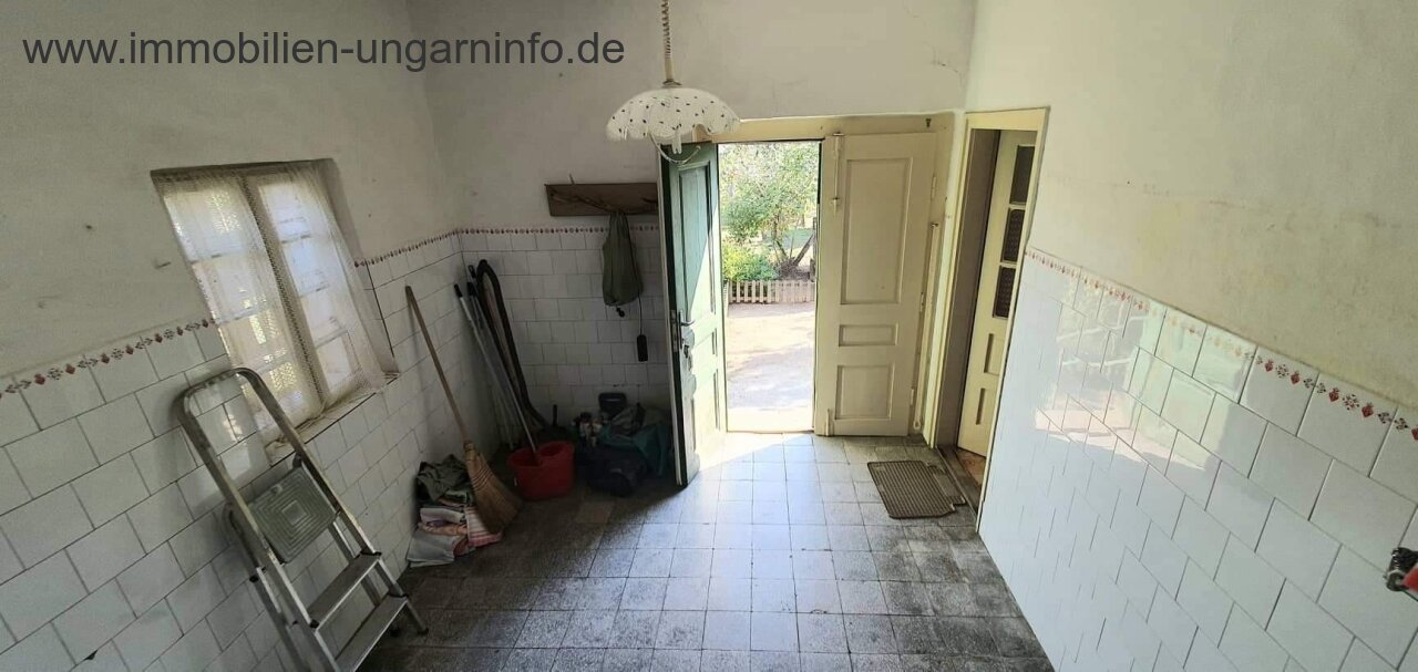 Südlich des Plattensees gut erhaltenes Einfamilienhaus mit großem Grundstück zu verkaufen