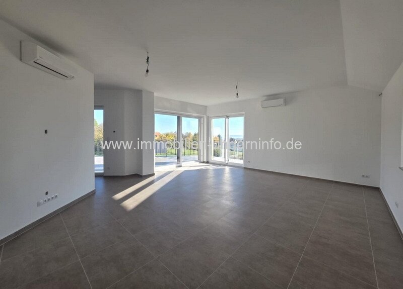 Neubau-Einfamilienhaus in der Region Nord-Balaton mit Panoramablick auf den Balaton