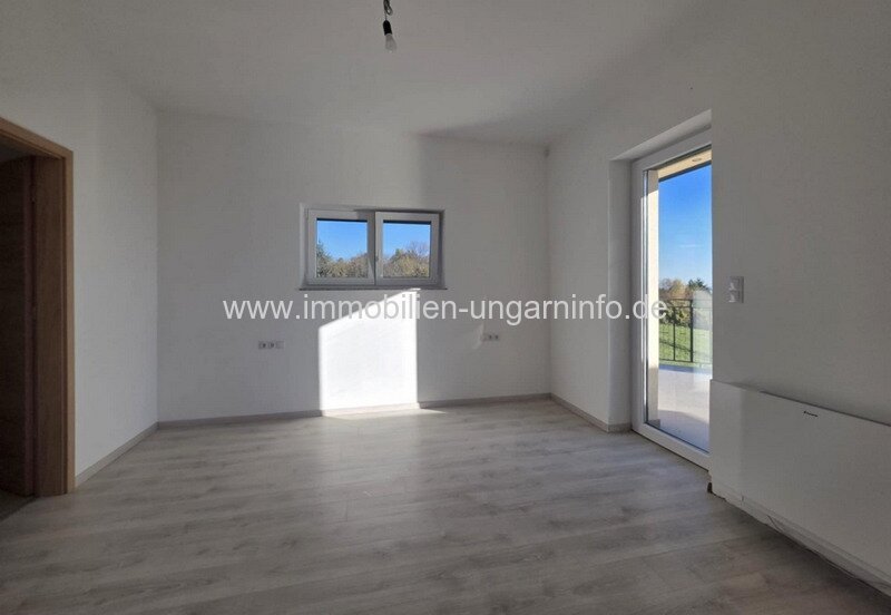 Neubau-Einfamilienhaus in der Region Nord-Balaton mit Panoramablick auf den Balaton