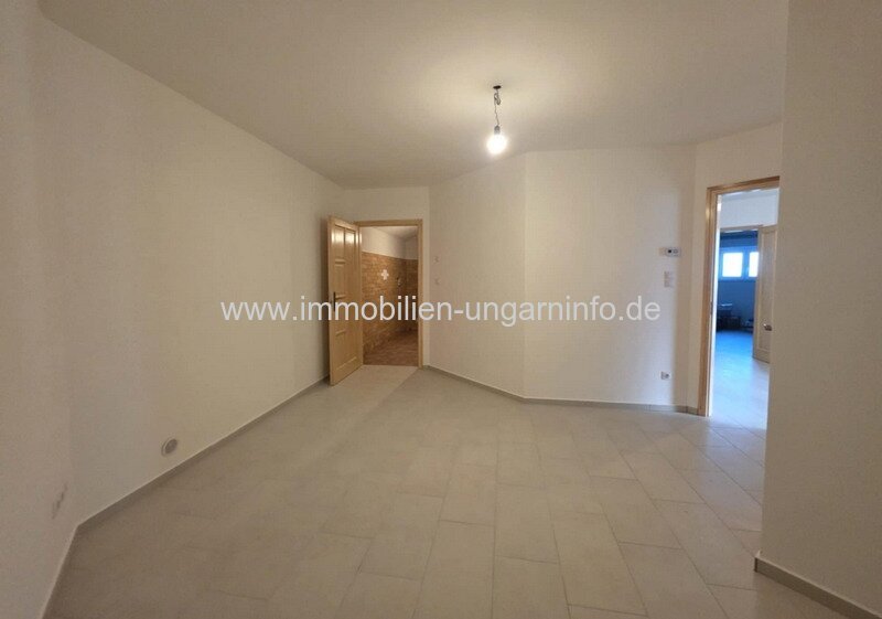 Neubau-Einfamilienhaus in der Region Nord-Balaton mit Panoramablick auf den Balaton