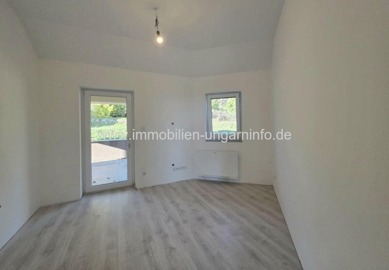 Neubau-Einfamilienhaus in der Region Nord-Balaton mit Panoramablick auf den Balaton