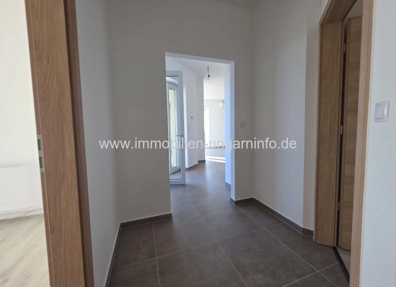 Neubau-Einfamilienhaus in der Region Nord-Balaton mit Panoramablick auf den Balaton