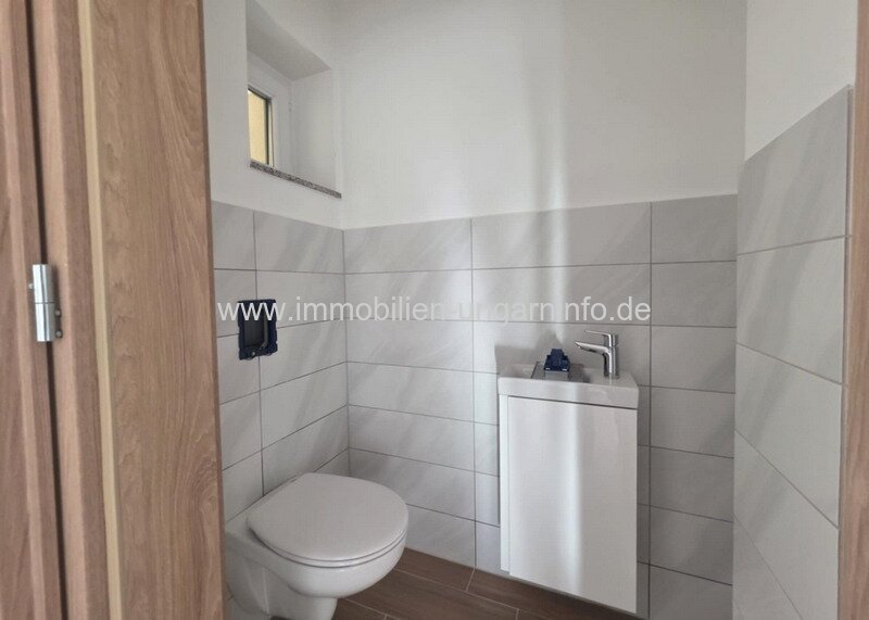 Neubau-Einfamilienhaus in der Region Nord-Balaton mit Panoramablick auf den Balaton