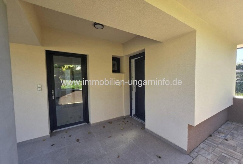 Neubau-Einfamilienhaus in der Region Nord-Balaton mit Panoramablick auf den Balaton