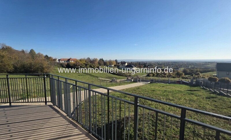 Neubau-Einfamilienhaus in der Region Nord-Balaton mit Panoramablick auf den Balaton