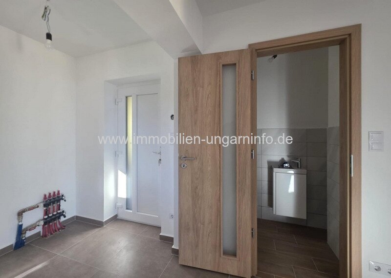 Neubau-Einfamilienhaus in der Region Nord-Balaton mit Panoramablick auf den Balaton