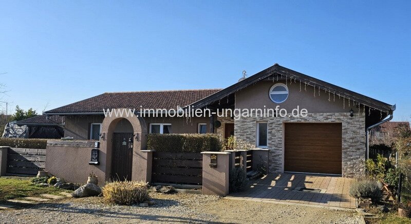 Modernes Niedrigenergie-Familienhaus in Balatonkeresztúr zu verkaufen