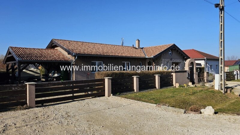 Modernes Niedrigenergie-Familienhaus in Balatonkeresztúr zu verkaufen