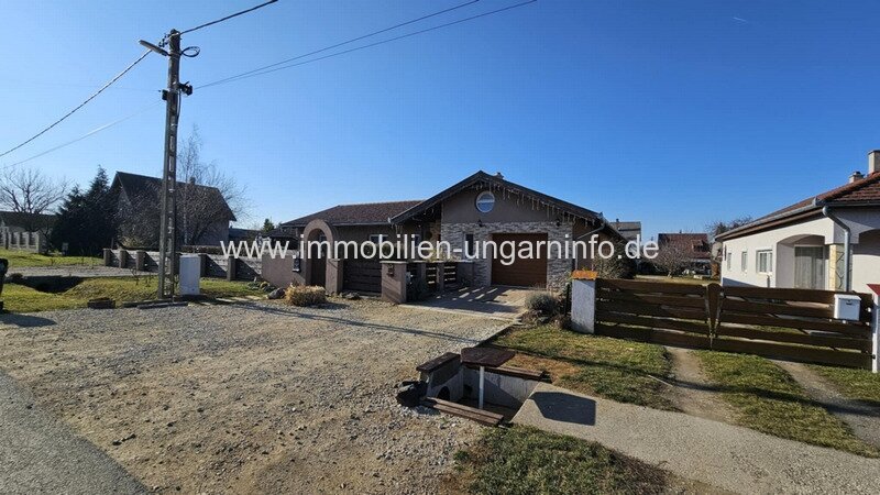 Modernes Niedrigenergie-Familienhaus in Balatonkeresztúr zu verkaufen