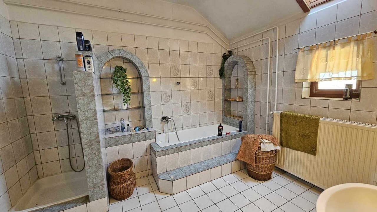 Einfamilienhaus und Geschäftsräume in einem zu verkaufen