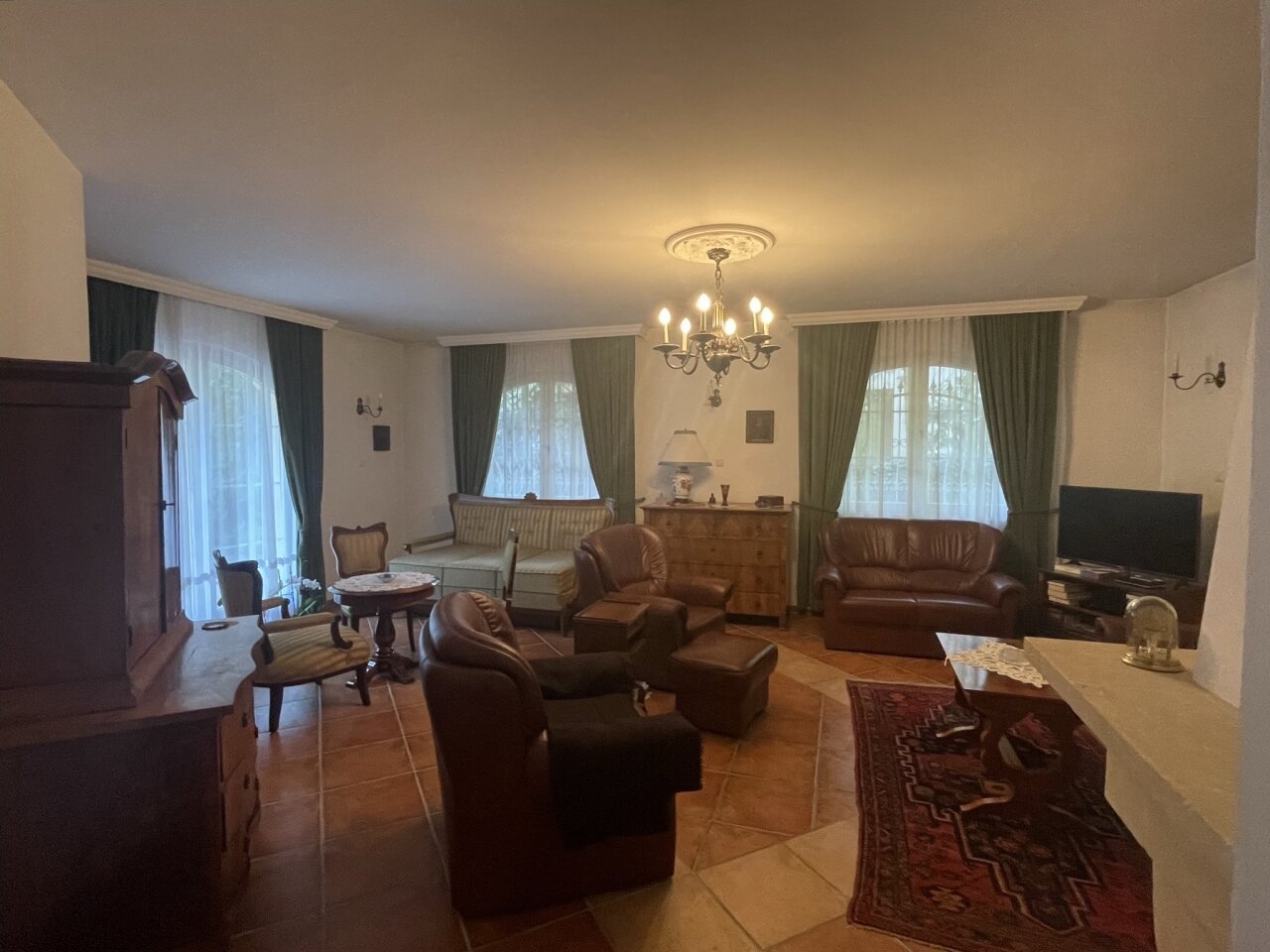 3-stöckiges Haus mit Pool im Donauknie zu verkaufen