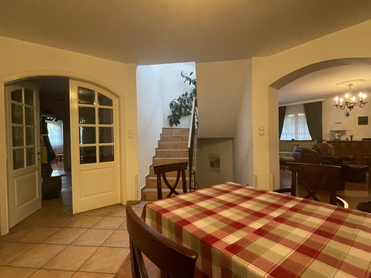 3-stöckiges Haus mit Pool im Donauknie zu verkaufen