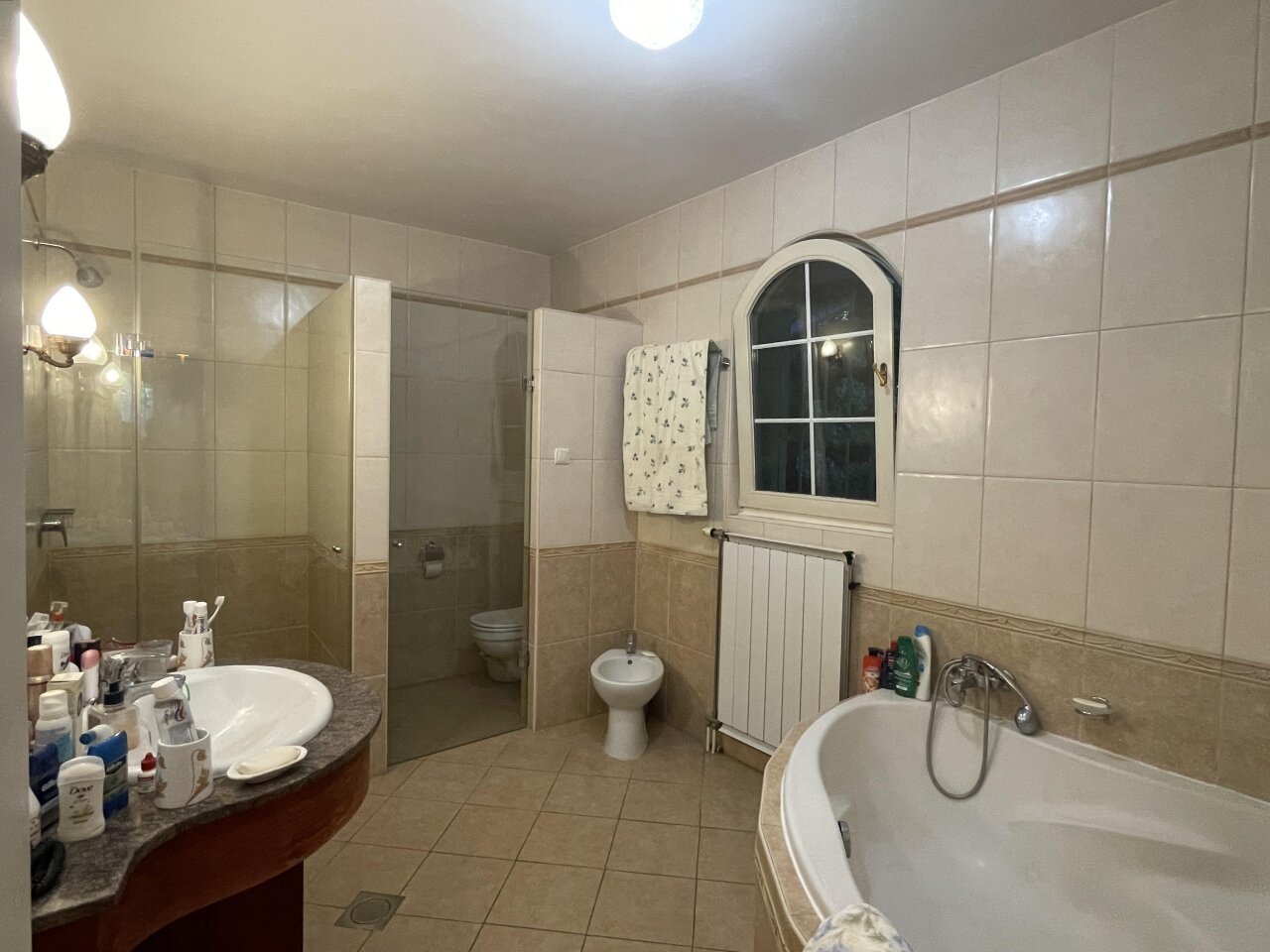 3-stöckiges Haus mit Pool im Donauknie zu verkaufen