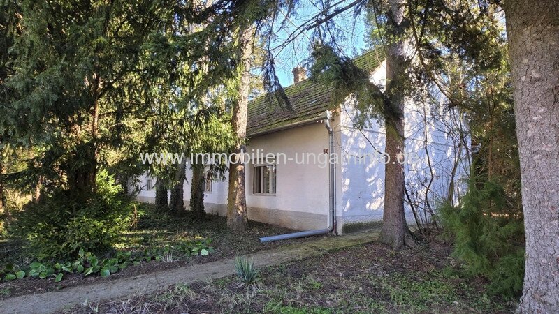 Bürgerliches Anwesen in Nagyszakácsi (Komitat Somogy) mit 0,7 Hektar altem Baumbestand