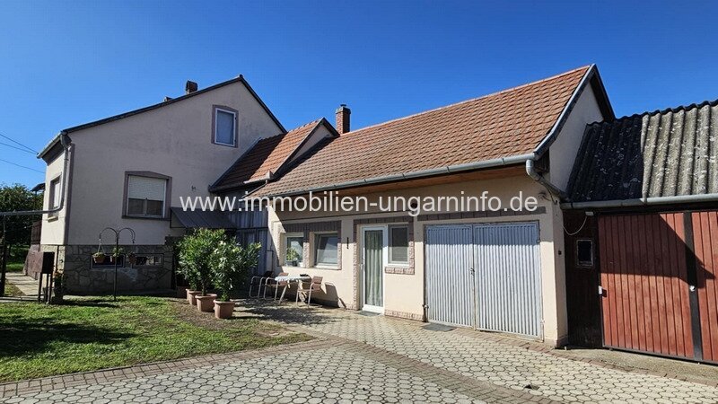 In einer kleinen Stadt, 12 km vom Balaton entfernt, steht ein Einfamilienhaus mit Apartment zum Verkauf