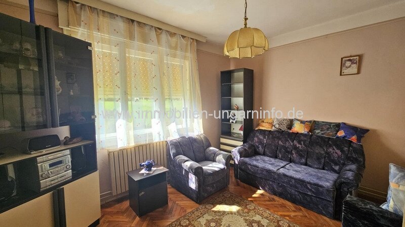 In einer kleinen Stadt, 12 km vom Balaton entfernt, steht ein Einfamilienhaus mit Apartment zum Verkauf