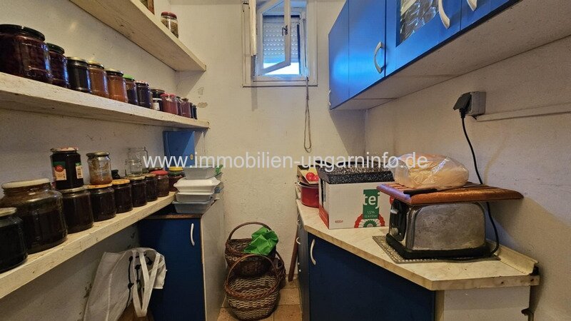 In einer kleinen Stadt, 12 km vom Balaton entfernt, steht ein Einfamilienhaus mit Apartment zum Verkauf