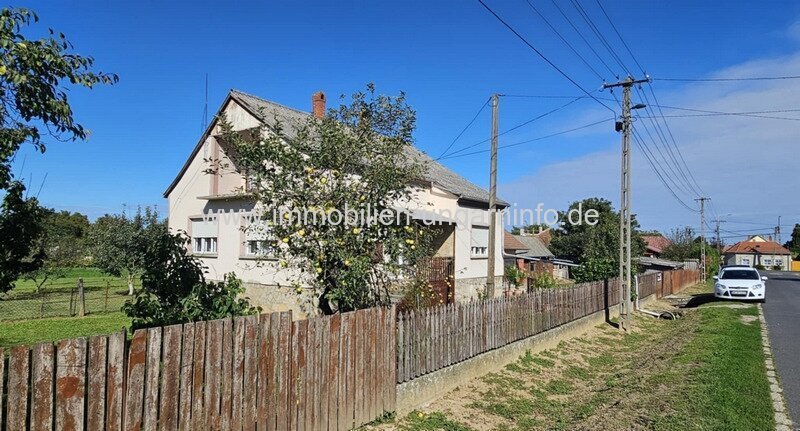 In einer kleinen Stadt, 12 km vom Balaton entfernt, steht ein Einfamilienhaus mit Apartment zum Verkauf