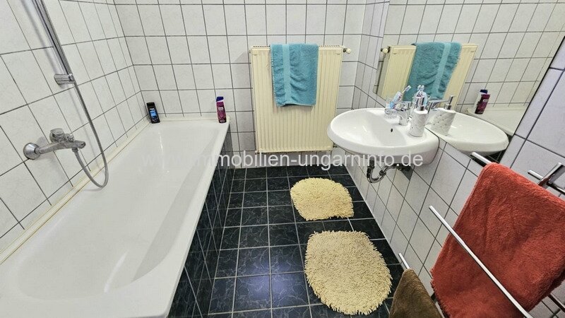 Neuartiges Einfamilienhaus in einer Kleinstadt am Plattensee zu verkaufen